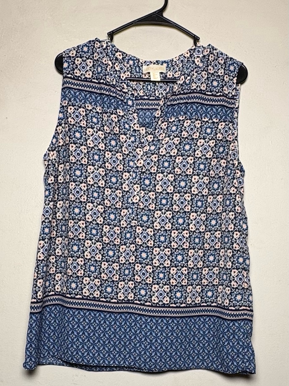 Lucy & Laurel Blue and Pink Printed Sleeveless V-Neck Camisole